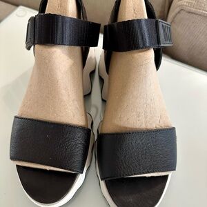 Sorel Black White & Red Kinetic™ Impact Y-Strap High Sandal - size 7